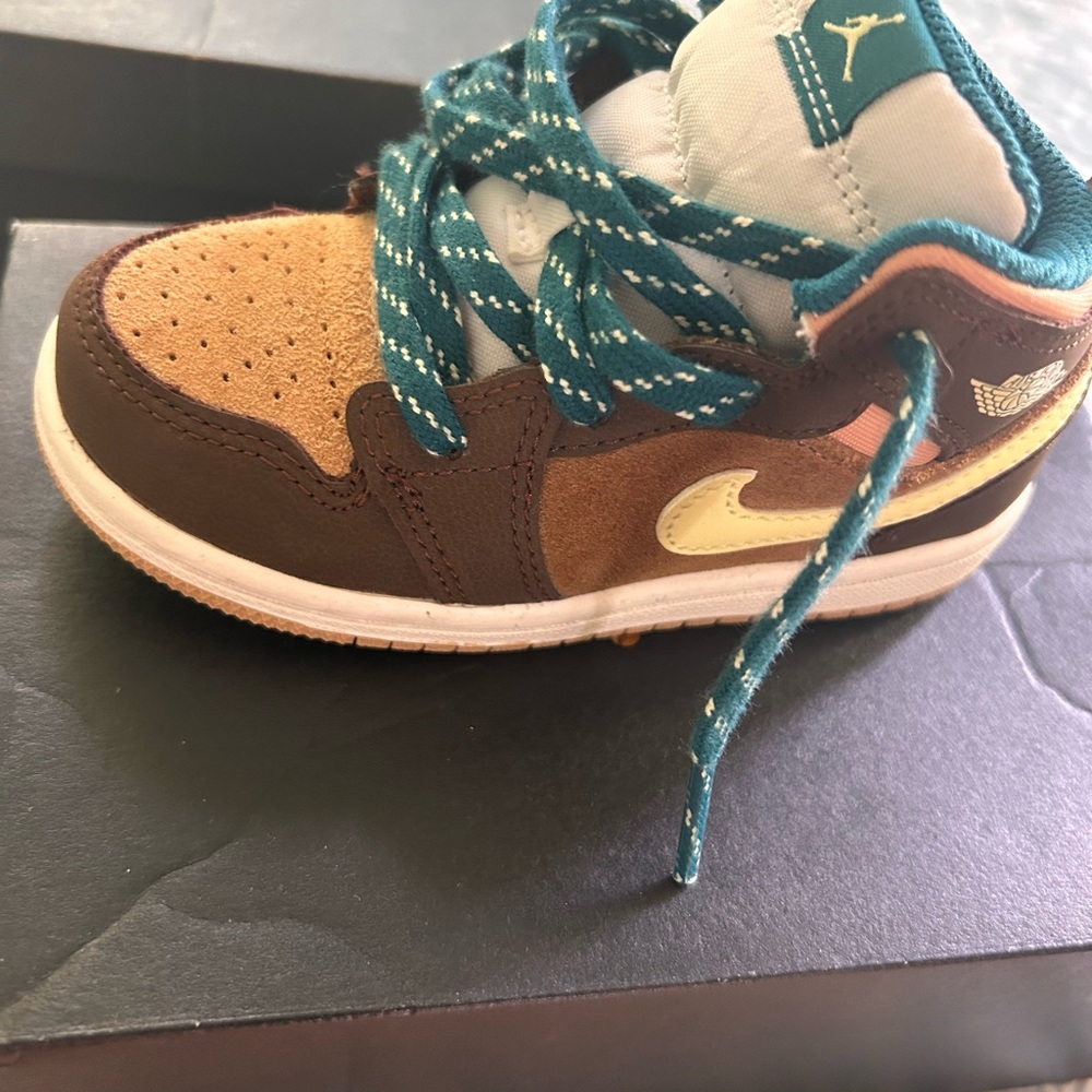 Jordan Nike green , brown and cream size 8c toddler boys shoes